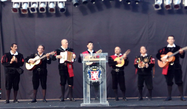 Imagen de Mejillón con Tuna Mallorca Universitaria actuando en las fiestas populares en Lloseta, Mallorca.