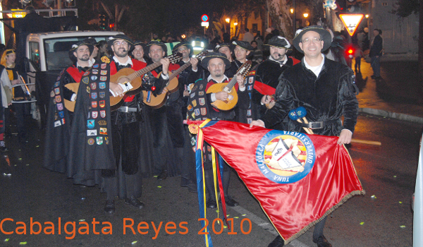 Imagen de TUNA MALLORCA UNIVERSITARIA con motivo de la participación en la cabalgata de los reyes de Palma. Actuación como comparsa en colaboración de Musicasa.