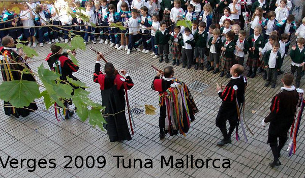 Imagen de actuación para los niños del colegio de San Rafael de Palma.