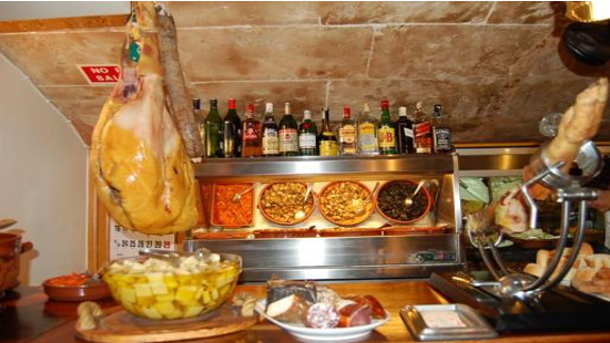 Imagen de La Cueva un restaurante de tapas y raciones ubicado en la Lonja de Palma