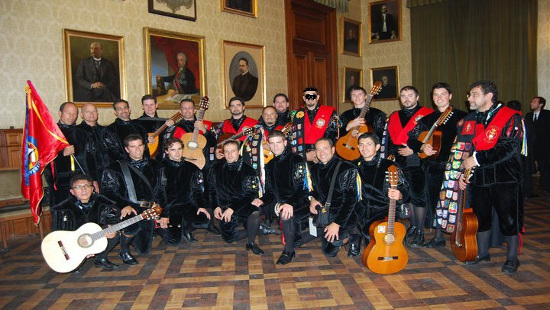 Imagen de Tuna Mallorca Universitaria, con motivo de la asistencia y participación en el festival de tunas del mundo, antes de la formación de la tuna de turismo Felipe Moreno EUT, por algunos de los miembros de tuna Mallorca.