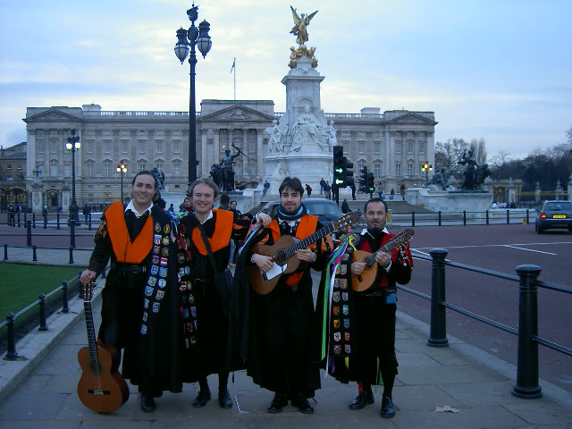 imagen de tuna mallorca en londres compartiendo viaje con miembros de tuna de economicas y empresariales de mallorca