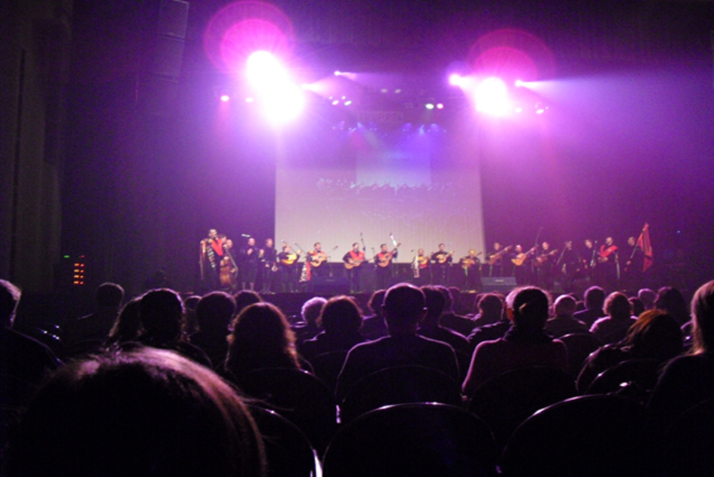 imagen de tuna mallorca en el escenario de porto en Portugal con motivo participación festival internacional de tunas. La mejor tuna española