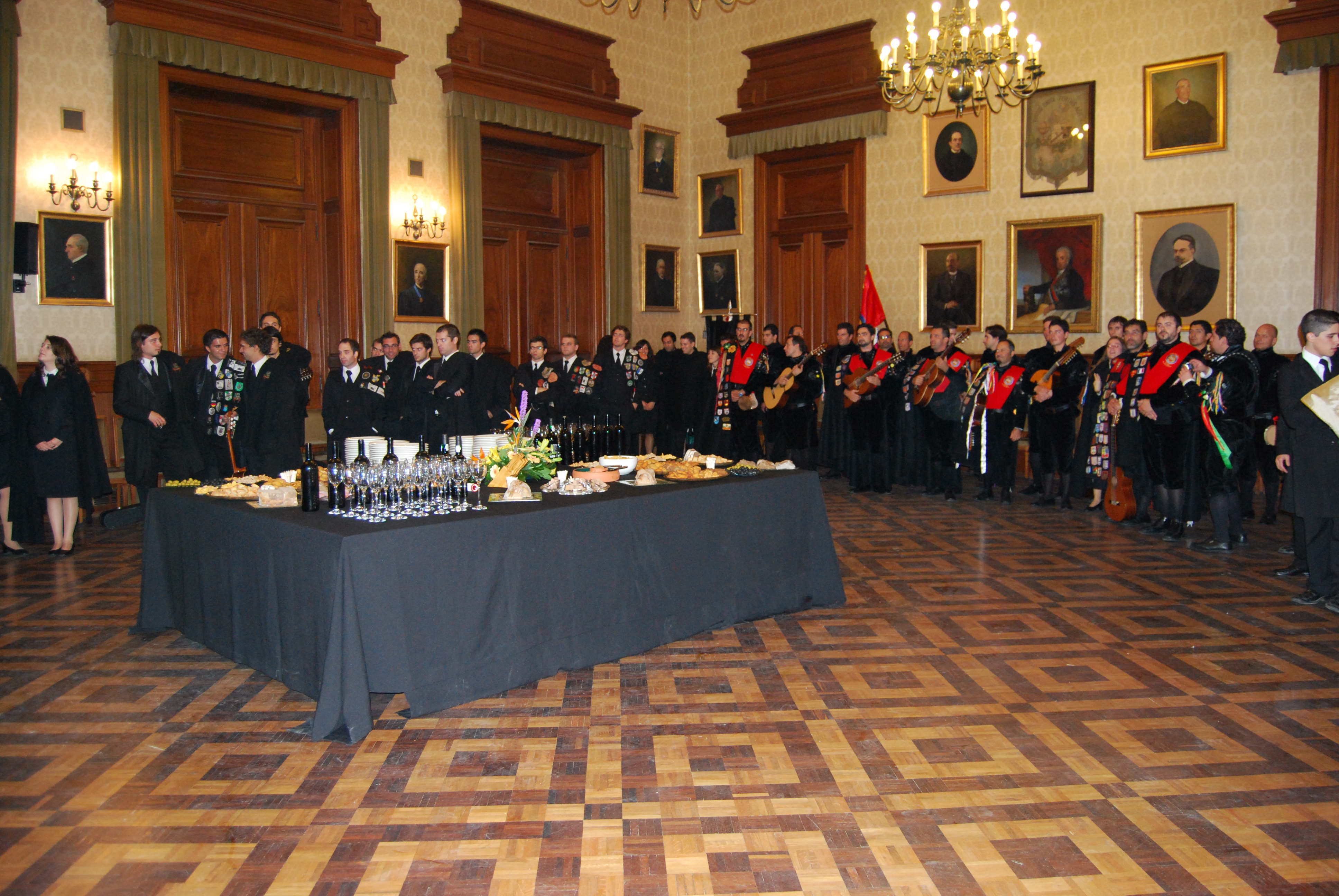 imagen de tuna mallorca en Portugal con motivo participación festival internacional de tunas de oporto. En la rectoría de la universidad do porto.