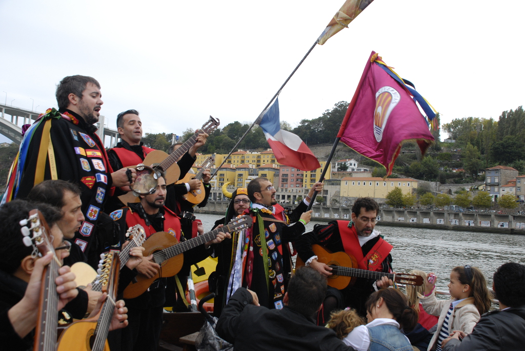 imagen de tuna mallorca en Portugal con motivo participación festival internacional de tunas de oporto.Paseo en barco por el Duero
