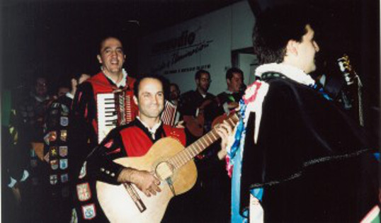 imagen de los instrumentos de Mejillón de tuna mallorca. Guitarra, Bandurria, pandereta y capa. Esta imagen es la portada del dossier que resume los dos primeros años de tuna de magisterio de la uib, Tuna Mallorca