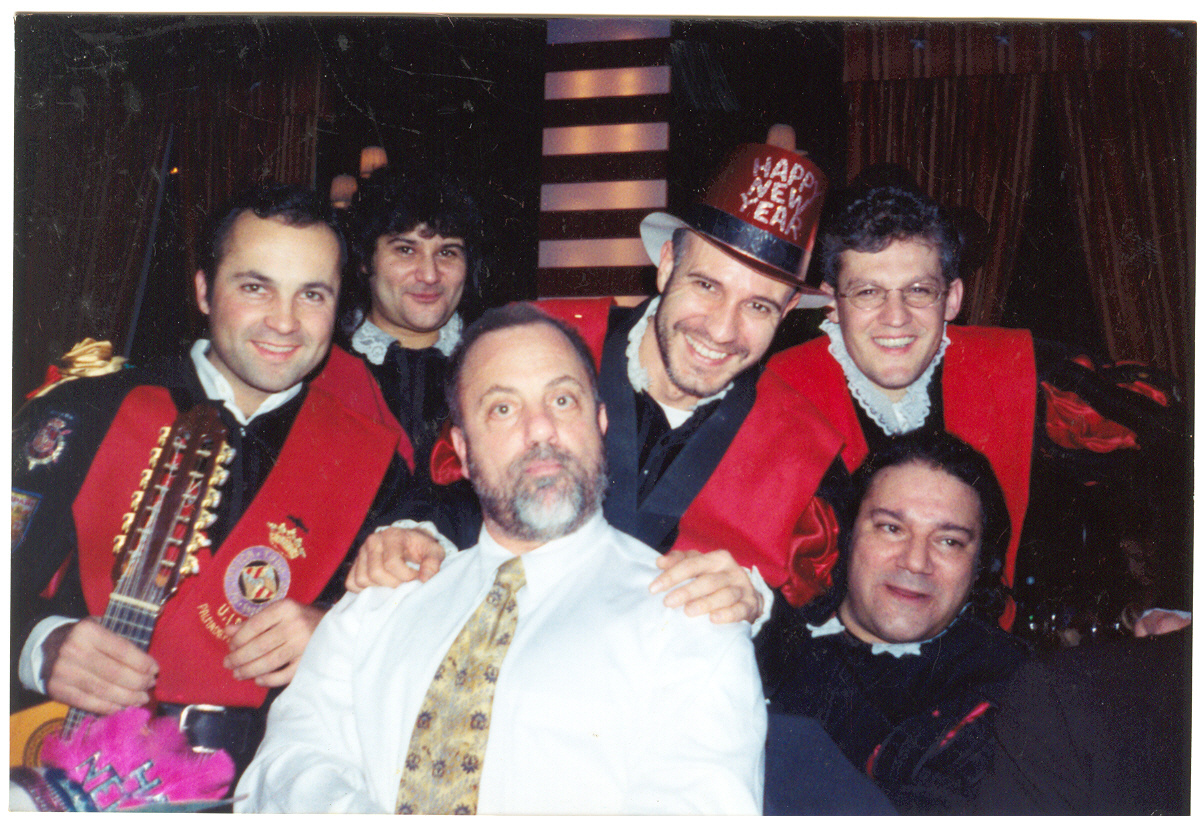 imagen de Mejillon tuna mallorca con beca de tuna universitas balearica en nueva york actuando en Le Circ para Billy Joel