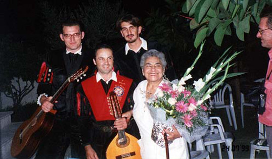 imagen de los instrumentos de Mejillón de tuna mallorca. Guitarra, Bandurria, pandereta y capa. Esta imagen es la portada del dossier que resume los dos primeros años de tuna de magisterio de la uib, Tuna Mallorca