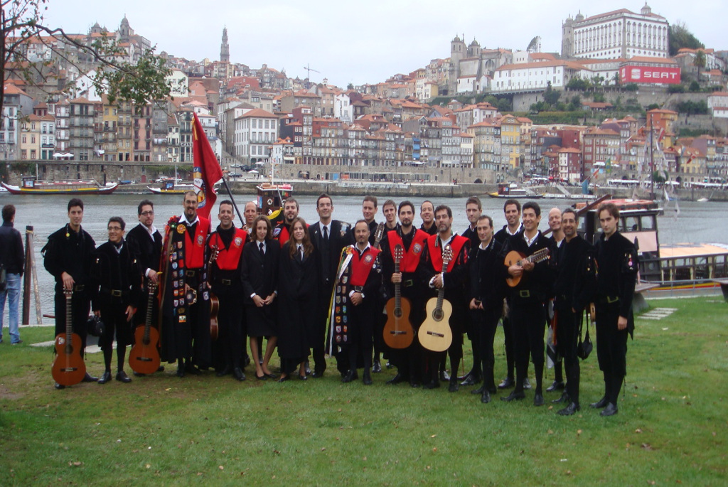 imagen de tuna mallorca en Portugal con motivo participación festival internacional de tunas de oporto.Paseo en barco por el Duero