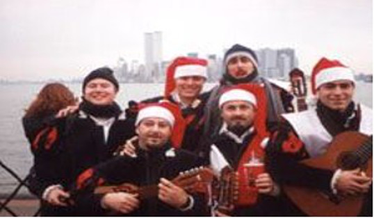 imagen de los miembros de tuna mallorca en el año 1999 en nueva york. 