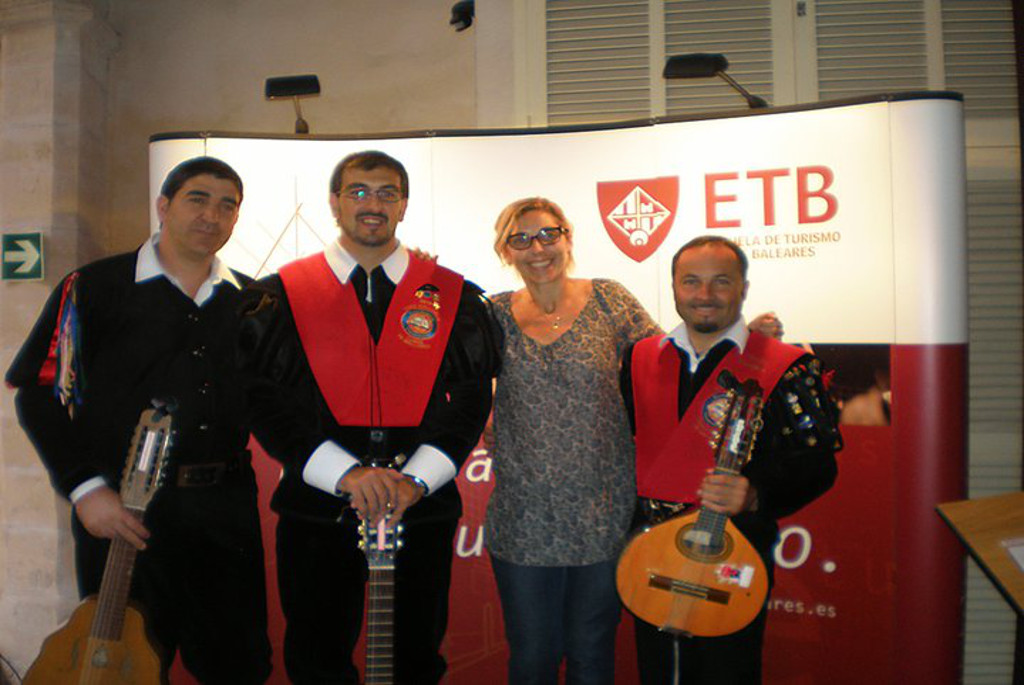 imagen de tuna mallorca en la escuela de Turismo de Baleares Felipe Moreno con motivo de la creación de una tuna institucional con su mismo nombre