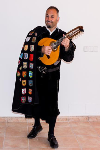 imagen de Martín Mejillón fundador de tunas en Mallorca, con la bandurria instrumento principal de la tuna.