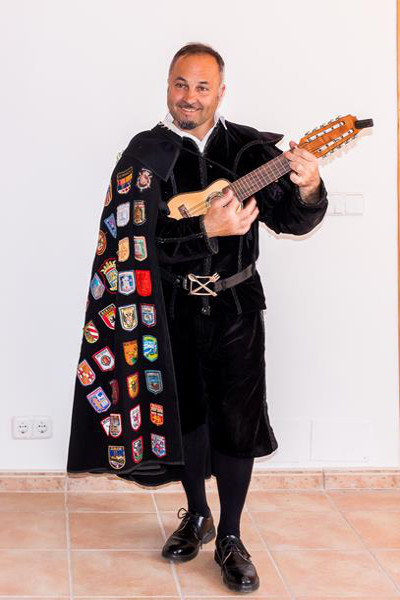 Martín con el instrumento peruano llamado charango muy similar al timple canario pero con doble cuerda.